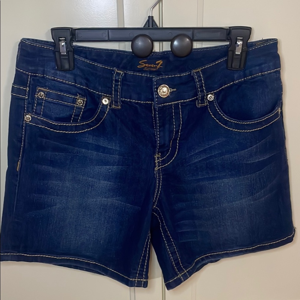 Seven7 Womens Denim Shorts with embellished back pockets Size 10